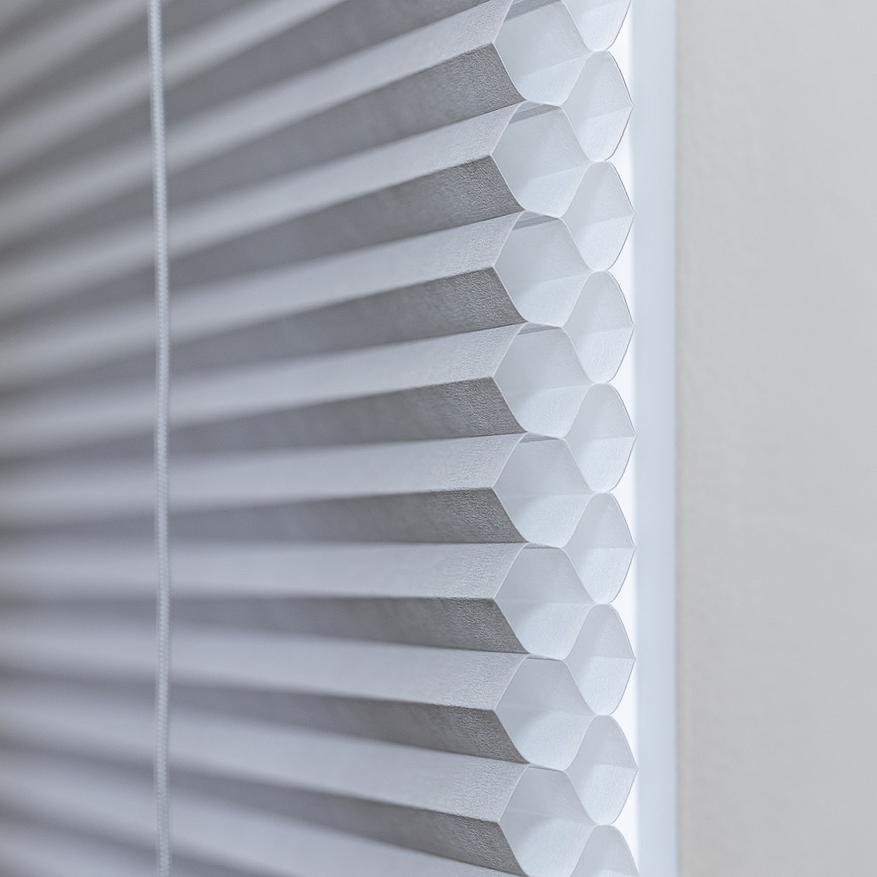Karasu sail otel odası — motorlu honeycomb blackout, ses + ışık kontrolü